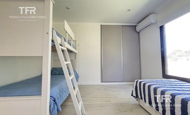 Costa Esmeralda – Casa en Venta en una Planta, Fondo arbolado y Galería con Parrilla