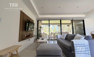 Costa Esmeralda – Casa en Venta en una Planta, Fondo arbolado y Galería con Parrilla