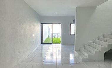 CASA EN VENTA 2 PLANTAS, 2 RECÁMARAS, 2.5 BAÑOS, COCHERA PARA 2 AUTOS.