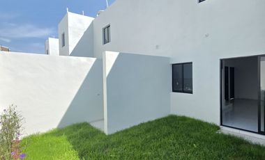 CASA EN VENTA 2 PLANTAS, 2 RECÁMARAS, 2.5 BAÑOS, COCHERA PARA 2 AUTOS.