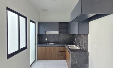 CASA EN VENTA 2 PLANTAS, 2 RECÁMARAS, 2.5 BAÑOS, COCHERA PARA 2 AUTOS.