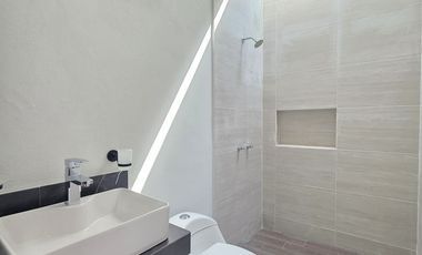 CASA EN VENTA 2 PLANTAS, 2 RECÁMARAS, 2.5 BAÑOS, COCHERA PARA 2 AUTOS.