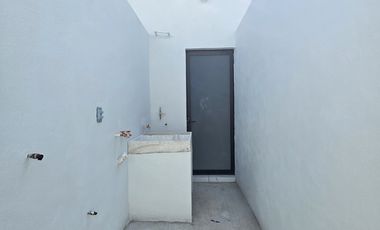 CASA EN VENTA 2 PLANTAS, 2 RECÁMARAS, 2.5 BAÑOS, COCHERA PARA 2 AUTOS.