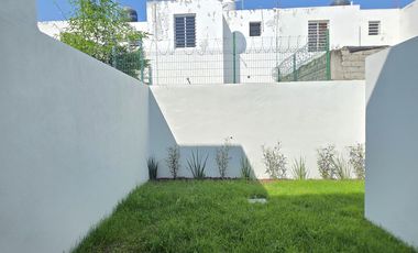 CASA EN VENTA 2 PLANTAS, 2 RECÁMARAS, 2.5 BAÑOS, COCHERA PARA 2 AUTOS.