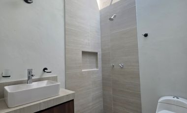 CASA EN VENTA DE 2 PLANTAS, 2 RECÁMARAS, 1.5 BAÑOS, COCHERA PARA 2 AUTOS