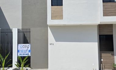 CASA EN VENTA DE 2 PLANTAS, 2 RECÁMARAS, 1.5 BAÑOS, COCHERA PARA 2 AUTOS