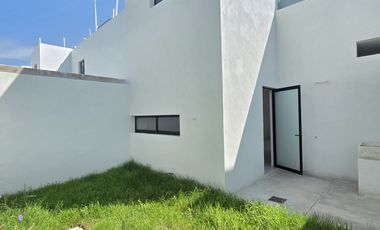 CASA EN VENTA DE 2 PLANTAS, 2 RECÁMARAS, 1.5 BAÑOS, COCHERA PARA 2 AUTOS