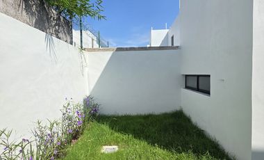 CASA EN VENTA DE 2 PLANTAS, 2 RECÁMARAS, 1.5 BAÑOS, COCHERA PARA 2 AUTOS