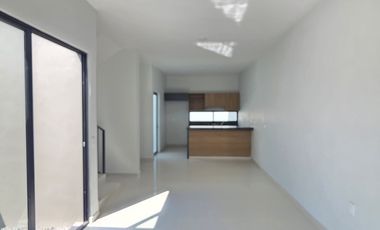 CASA EN VENTA DE 2 PLANTAS, 2 RECÁMARAS, 1.5 BAÑOS, COCHERA PARA 2 AUTOS
