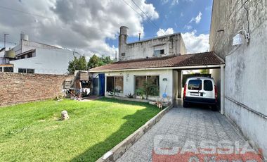 CASA APTO DOS FAMILIAS EN PH SOBRE LOTE DE 52 X 10, COCHERA, FONDO LIBRE CON PISCINA