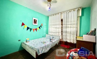 CASA APTO DOS FAMILIAS EN PH SOBRE LOTE DE 52 X 10, COCHERA, FONDO LIBRE CON PISCINA