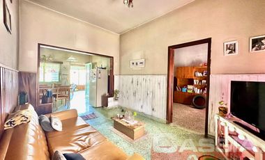 CASA APTO DOS FAMILIAS EN PH SOBRE LOTE DE 52 X 10, COCHERA, FONDO LIBRE CON PISCINA