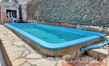 CASA APTO DOS FAMILIAS EN PH SOBRE LOTE DE 52 X 10, COCHERA, FONDO LIBRE CON PISCINA