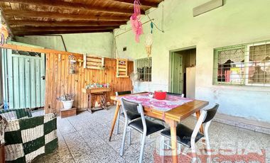 CASA APTO DOS FAMILIAS EN PH SOBRE LOTE DE 52 X 10, COCHERA, FONDO LIBRE CON PISCINA