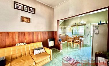 CASA APTO DOS FAMILIAS EN PH SOBRE LOTE DE 52 X 10, COCHERA, FONDO LIBRE CON PISCINA