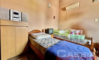 CASA APTO DOS FAMILIAS EN PH SOBRE LOTE DE 52 X 10, COCHERA, FONDO LIBRE CON PISCINA