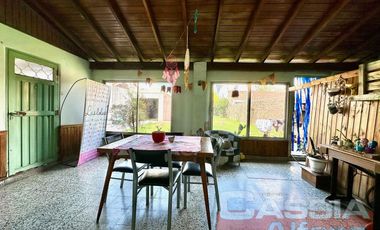 CASA APTO DOS FAMILIAS EN PH SOBRE LOTE DE 52 X 10, COCHERA, FONDO LIBRE CON PISCINA