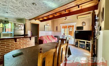 CASA APTO DOS FAMILIAS EN PH SOBRE LOTE DE 52 X 10, COCHERA, FONDO LIBRE CON PISCINA