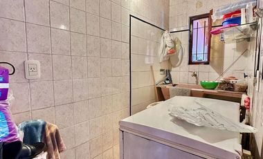 CASA APTO DOS FAMILIAS EN PH SOBRE LOTE DE 52 X 10, COCHERA, FONDO LIBRE CON PISCINA