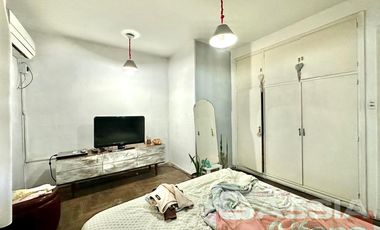 CASA APTO DOS FAMILIAS EN PH SOBRE LOTE DE 52 X 10, COCHERA, FONDO LIBRE CON PISCINA