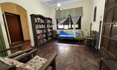 chalet de 5 dormitorios en Barrio Parque Bernal