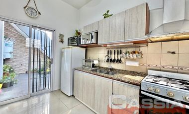 CASA DOS PLANTAS 3 AMBIENTES CON GARAGE, QUINCHO, TERRAZA Y PATIOS IMPECABLE!