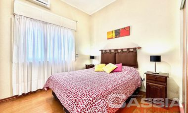 CASA DOS PLANTAS 3 AMBIENTES CON GARAGE, QUINCHO, TERRAZA Y PATIOS IMPECABLE!