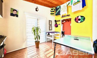 CASA DOS PLANTAS 3 AMBIENTES CON GARAGE, QUINCHO, TERRAZA Y PATIOS IMPECABLE!