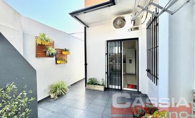 CASA DOS PLANTAS 3 AMBIENTES CON GARAGE, QUINCHO, TERRAZA Y PATIOS IMPECABLE!