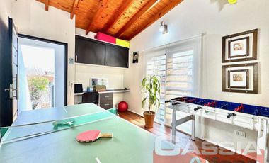 CASA DOS PLANTAS 3 AMBIENTES CON GARAGE, QUINCHO, TERRAZA Y PATIOS IMPECABLE!