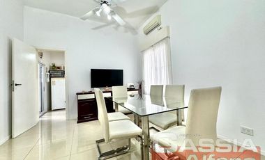 CASA DOS PLANTAS 3 AMBIENTES CON GARAGE, QUINCHO, TERRAZA Y PATIOS IMPECABLE!