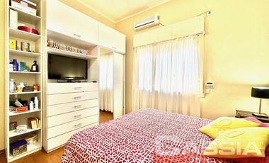 CASA DOS PLANTAS 3 AMBIENTES CON GARAGE, QUINCHO, TERRAZA Y PATIOS IMPECABLE!