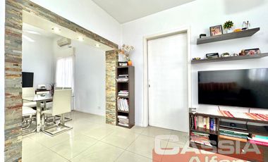 CASA DOS PLANTAS 3 AMBIENTES CON GARAGE, QUINCHO, TERRAZA Y PATIOS IMPECABLE!