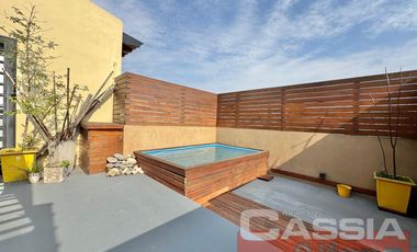 CASA DOS PLANTAS 3 AMBIENTES CON GARAGE, QUINCHO, TERRAZA Y PATIOS IMPECABLE!