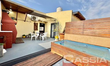 CASA DOS PLANTAS 3 AMBIENTES CON GARAGE, QUINCHO, TERRAZA Y PATIOS IMPECABLE!