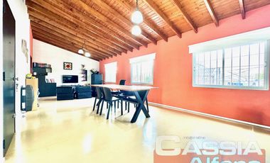 CASA DOS PLANTAS 3 AMBIENTES CON GARAGE, QUINCHO, TERRAZA Y PATIOS IMPECABLE!