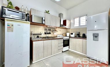 CASA DOS PLANTAS 3 AMBIENTES CON GARAGE, QUINCHO, TERRAZA Y PATIOS IMPECABLE!