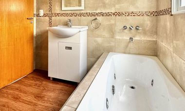 CASA DOS PLANTAS 3 AMBIENTES CON GARAGE, QUINCHO, TERRAZA Y PATIOS IMPECABLE!