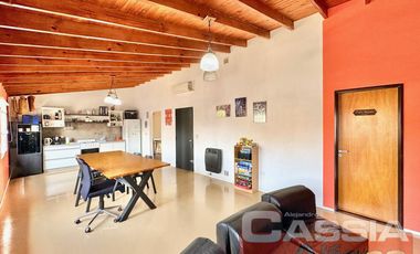 CASA DOS PLANTAS 3 AMBIENTES CON GARAGE, QUINCHO, TERRAZA Y PATIOS IMPECABLE!