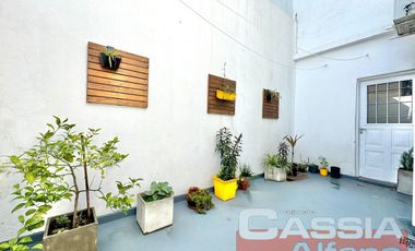 CASA DOS PLANTAS 3 AMBIENTES CON GARAGE, QUINCHO, TERRAZA Y PATIOS IMPECABLE!