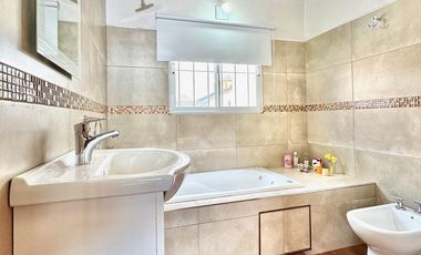 CASA DOS PLANTAS 3 AMBIENTES CON GARAGE, QUINCHO, TERRAZA Y PATIOS IMPECABLE!