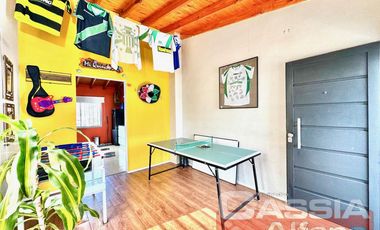 CASA DOS PLANTAS 3 AMBIENTES CON GARAGE, QUINCHO, TERRAZA Y PATIOS IMPECABLE!