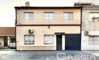 CASA DOS PLANTAS 3 AMBIENTES CON GARAGE, QUINCHO, TERRAZA Y PATIOS IMPECABLE!