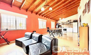 CASA DOS PLANTAS 3 AMBIENTES CON GARAGE, QUINCHO, TERRAZA Y PATIOS IMPECABLE!