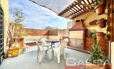 CASA DOS PLANTAS 3 AMBIENTES CON GARAGE, QUINCHO, TERRAZA Y PATIOS IMPECABLE!