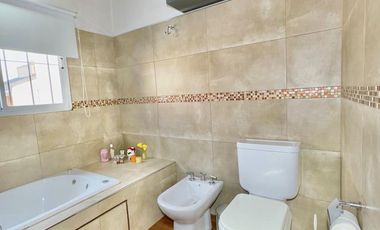 CASA DOS PLANTAS 3 AMBIENTES CON GARAGE, QUINCHO, TERRAZA Y PATIOS IMPECABLE!