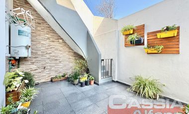 CASA DOS PLANTAS 3 AMBIENTES CON GARAGE, QUINCHO, TERRAZA Y PATIOS IMPECABLE!