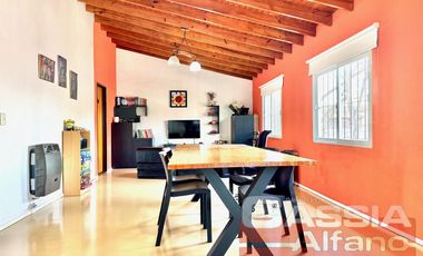 CASA DOS PLANTAS 3 AMBIENTES CON GARAGE, QUINCHO, TERRAZA Y PATIOS IMPECABLE!