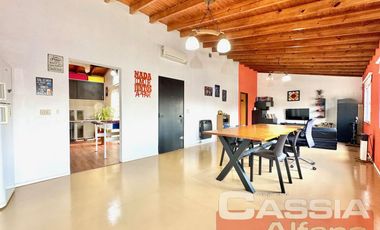 CASA DOS PLANTAS 3 AMBIENTES CON GARAGE, QUINCHO, TERRAZA Y PATIOS IMPECABLE!