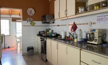 Venta Casa  Escobar Garin  Centro 5 ambientes 4 dormitorios Jardin garage quincho